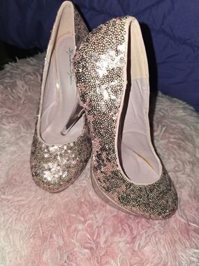 Sequin Pink High Heel Stelettios